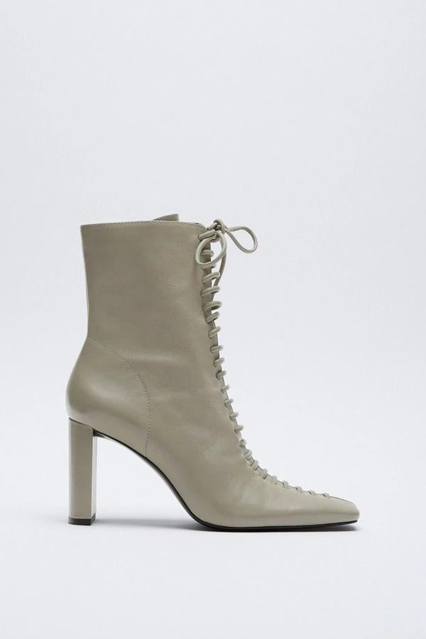 En color verde caqui, este botín de piel cuenta con tacón de 8,5 centímetros y acabado en punta cuadrada. Con cierre mediante cordones, tiene un precio de 79,95 euros.