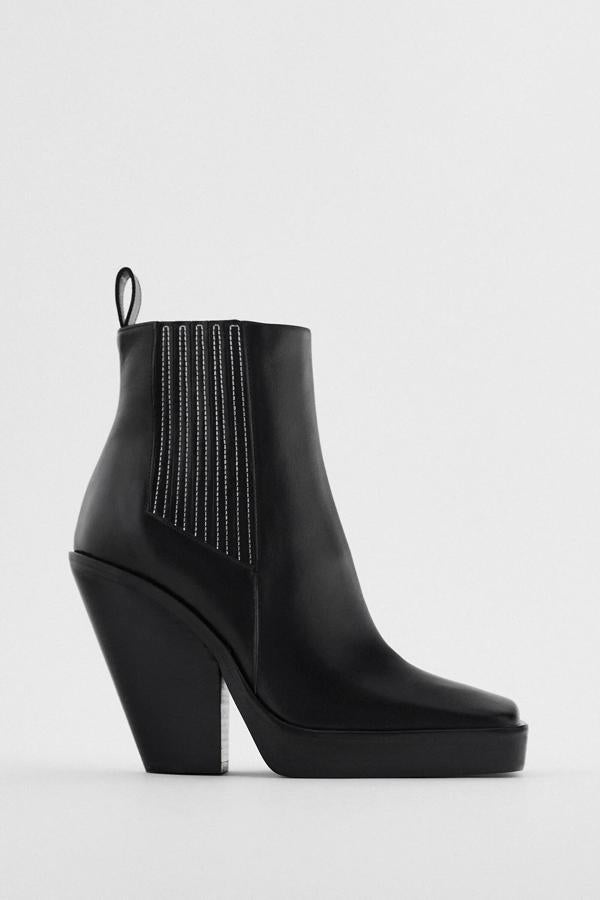 Con tacón cowboy de 11,5 centímetros de altura, este botín de piel en color negro cuenta con elásticos en los laterales con pespuntes en contraste y tirador en la parte trasera. Acabado en punta cuadrada, tiene un precio de 119 euros.