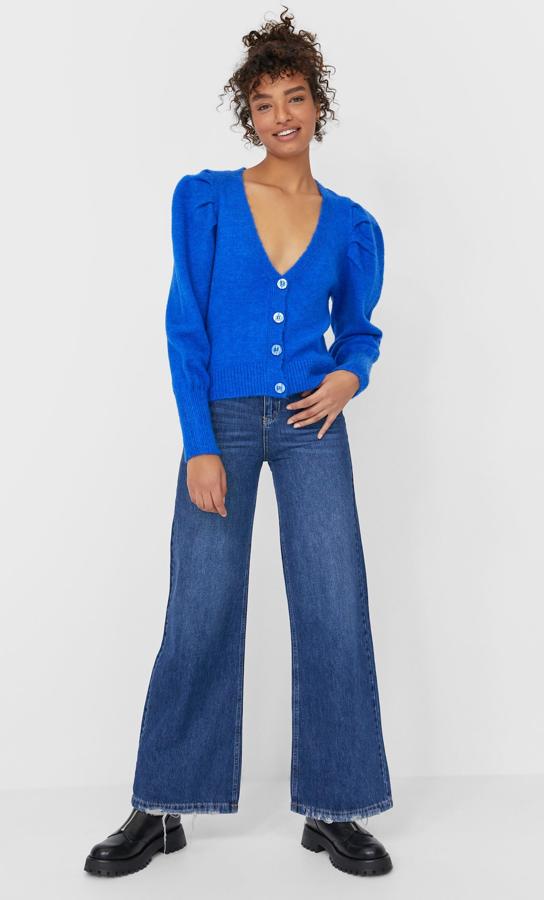 En color azul eléctrico, esta chaqueta de punto con escote de pico y manga larga con volumen es de Stradivarius y tiene un precio rebajado de 20,79 euros.