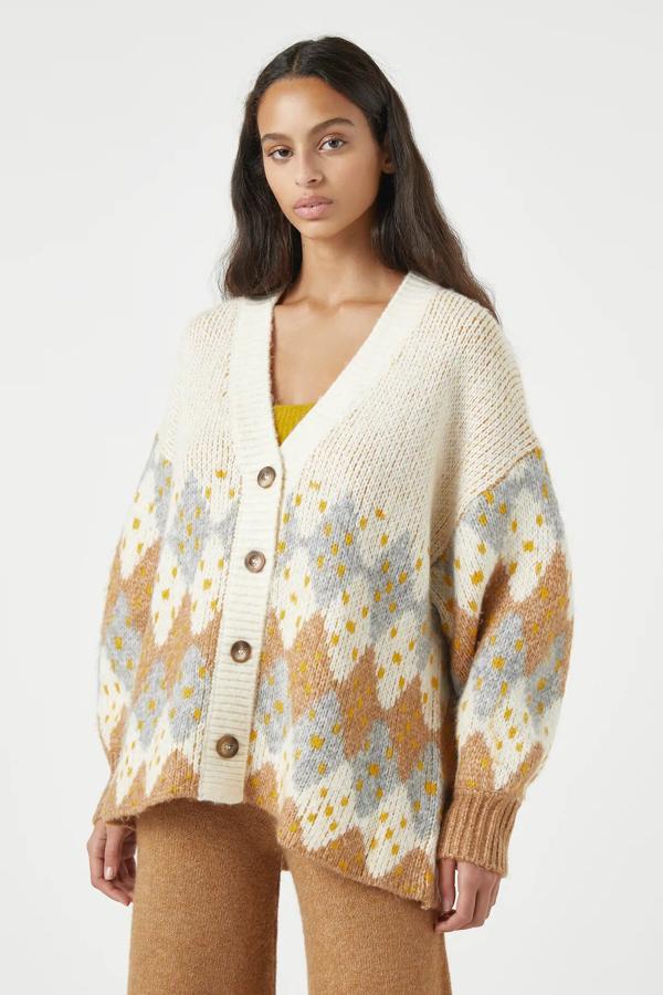 En color crudo y con estampado de rombos en tonos tostados, este cárdigan con escote de pico y botones delanteros es de Pull & Bear y tiene un precio de 23,99 euros.