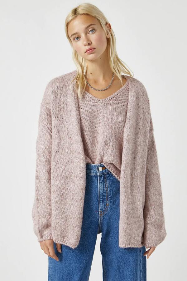 Disponible en rosa o en gris, esta chaqueta de punto oversize con cuello en forma de pico es de Pull & Bear y está rebajada. Ahora tiene un precio de 16,09 euros.