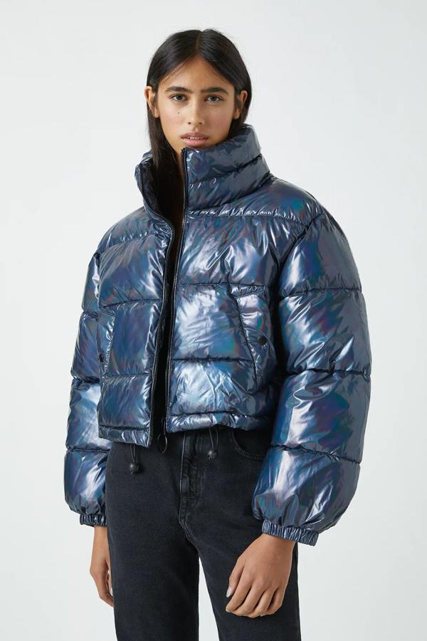 En color azul petróleo, esta cazadora acolchada en tejido reflectante cuenta con cuello alto, bolsillos laterales y cierre mediante cremallera. Ahora tiene un precio rebajado de 25,19 euros.