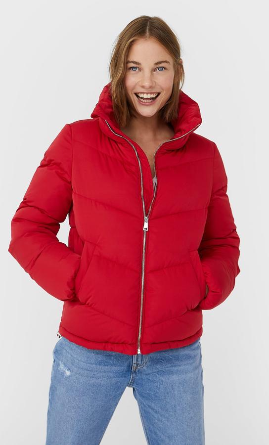Disponible en varios colores, esta cazadora acolchada roja con cuello chimenea cuenta con cierre de cremallera y bolsillos laterales con forro polar. Tiene un precio de 29,99 euros.