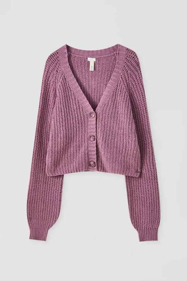 En color malva (también está disponible en tostado o gris), esta chaqueta de manga larga en tejido de canalé cuenta con cierre mediante botones y tiene un precio de 18,39 euros.