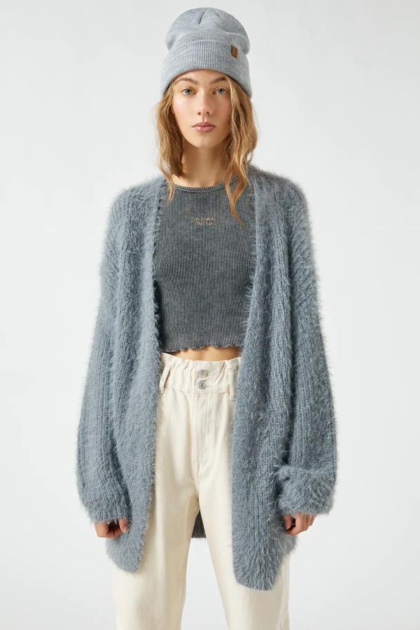 En color gris, esta chaqueta larga de pelo con manga globo tiene un precio rebajado de 20,79 euros.