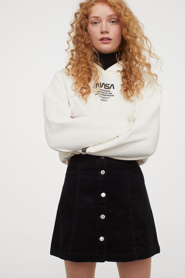 Minifalda de pana con cierre frontal de botones, de H&M (19,99 €).