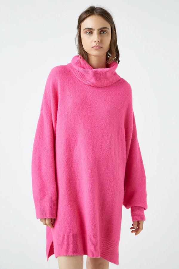 En color rosa (también disponible en verde azulado), este jersey vestido de punto oversize con cuello alto y aberturas en el bajo tiene ahora un precio de 20,79 euros.