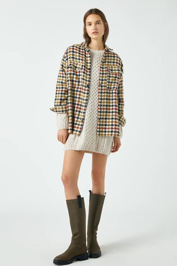 Esta sobrecamisa con estampado de cuadros pata de gallo y bolsillos delanteros de tapeta está confeccionada en algodón y ahora tiene un precio de 25,19 euros.