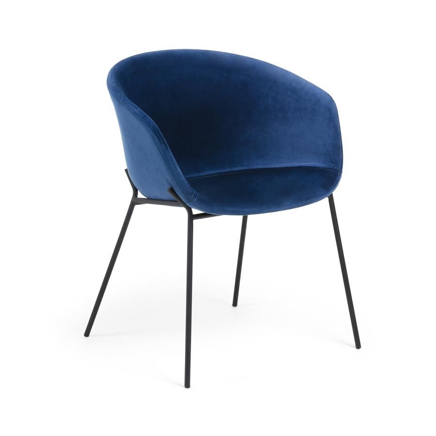 El azul se va a llevar y llevar y llevar a lo largo de todo 2021, especialmente los tonos más grisáceos y el navy más intenso. Puedes usarlos para pintar una pared en tu dormitorio o tu salón, o si no eres tan atrevida, poner pequeños detalles en azul en tu sala de estar. Una buena opción es invertir todo tu presupuesto en una pieza de calidad que te permita construir a su alrededor un rincón acogedor, como esta butaca: el modelo Yvette de terciopelo azul y patas de acero de Kave Home (199 euros).