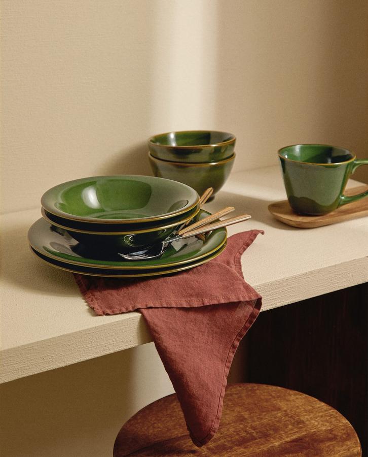 Por si los tonos tierra y anaranjados no son lo tuyo existe otra opción repleta de colorido que invade los espacios este fin de año y buena parte de 2021: el verde oliva. Úsalo en paredes, menaje, vajillas, tejidos... animará y llenará de vida y frescor cualquier estancia de tu casa. Esta vajilla de loza es de Zara Home y en ella los boles cuestan 5,99 euros y los platos 7,99.