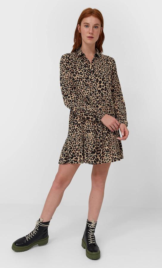 Con estampado animal, este vestido camisero con detalle de volante en el bajo y cierre mediante botones está también disponible en otros colores. Tiene un precio de 17,99 euros.