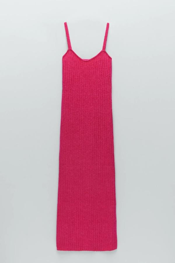 En color fucsia y con tirantes finos, este vestido midi de canalé cuenta con escote de pico y tiene un precio de 39,95 euros.