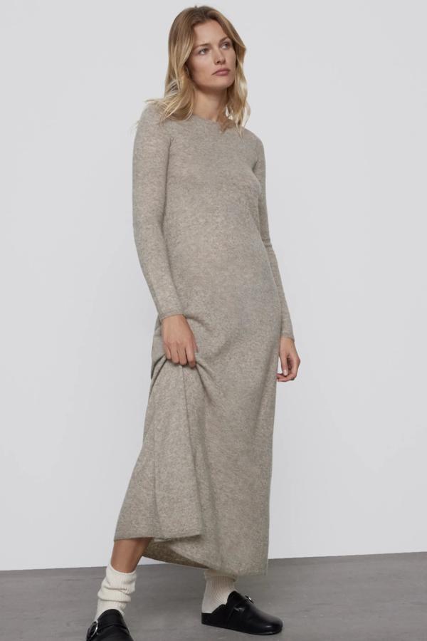 En color marrón, este vestido de edición limitada de Zara está confeccionado con tejido en mezcla de lana. Con cuello redondo y manga larga, tiene un precio de 39,95 euros.