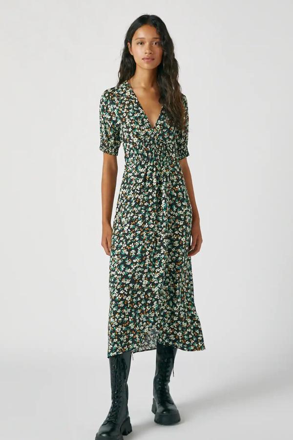 Disponible en varios colores, este vestido midi cruzado con detalle de goma en la cintura cuenta con escote de pico y tiene un precio de 19,99 euros.