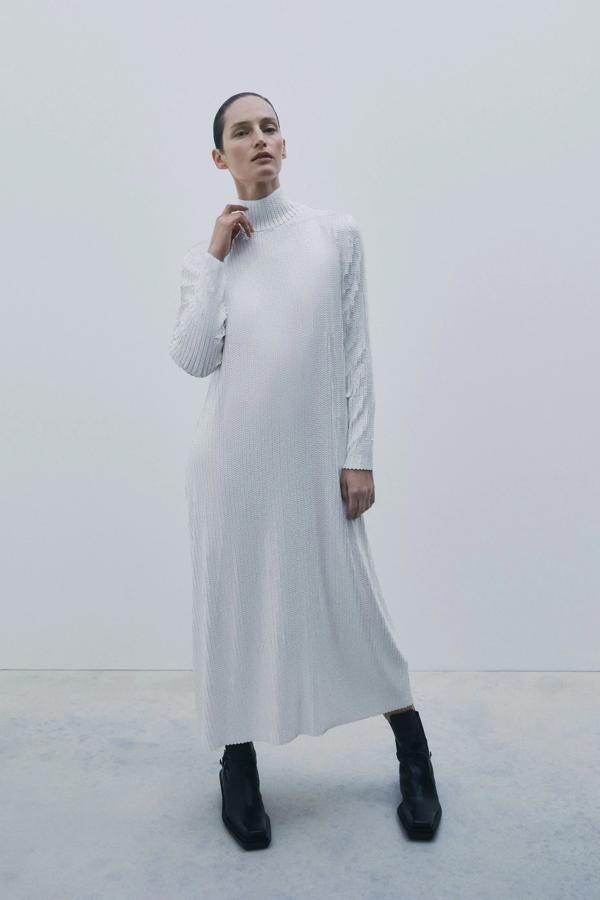 En color blanco y con lentejuelas, este vestido midi con cuello subido y bajo acabado en evasé cuenta con cierre en la espalda con cremallera oculta y tiene un precio de 79,95 euros.
