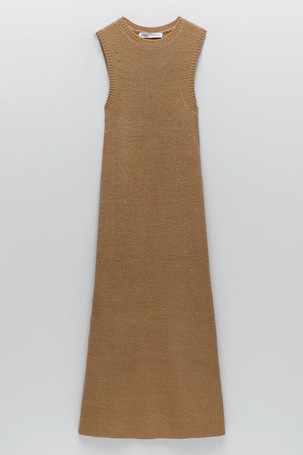 En color tostado y con corte evasé, este vestido de punto con cuello redondo y sin mangas tiene un precio de 25,95 euros.
