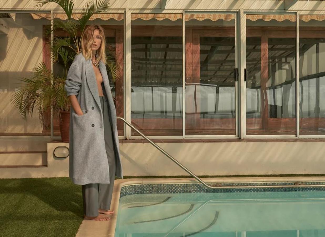 Abrigo largo de inspiración masculina en gris vigoré, rebajado de 99.95 a 49.99 euros en los Special Prices de Zara.