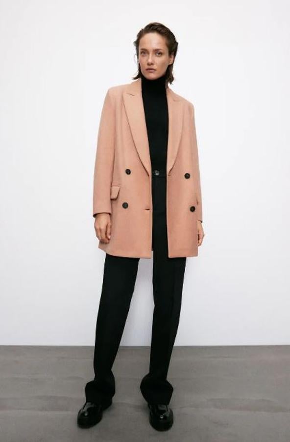 Chaquetón color melocotón, rebajado de 59.95 a 29.99 euros en los Special Prices de Zara.