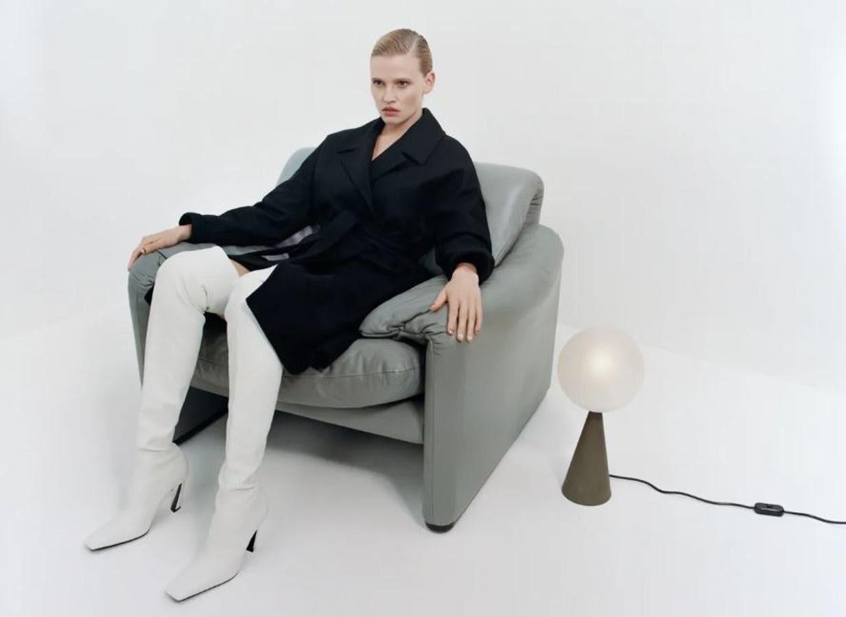 Abrigo con cinturón, rebajado de 79.95 a 39.95 euros en los Special Prces de Zara.