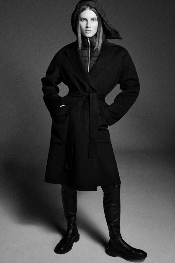 Abrigo negro tipo batín, rebajado de 79.95 a 39.99 euros en los Special Prices de Zara