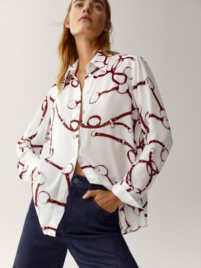 De corte recto, con cuello alto caído y hombreras, esta blusa en color crudo con cierre de botones en la parte posterior costaba 59,95 euros y ahora podemos comprarla por 35,95 euros entre las tallas 34 y 42.