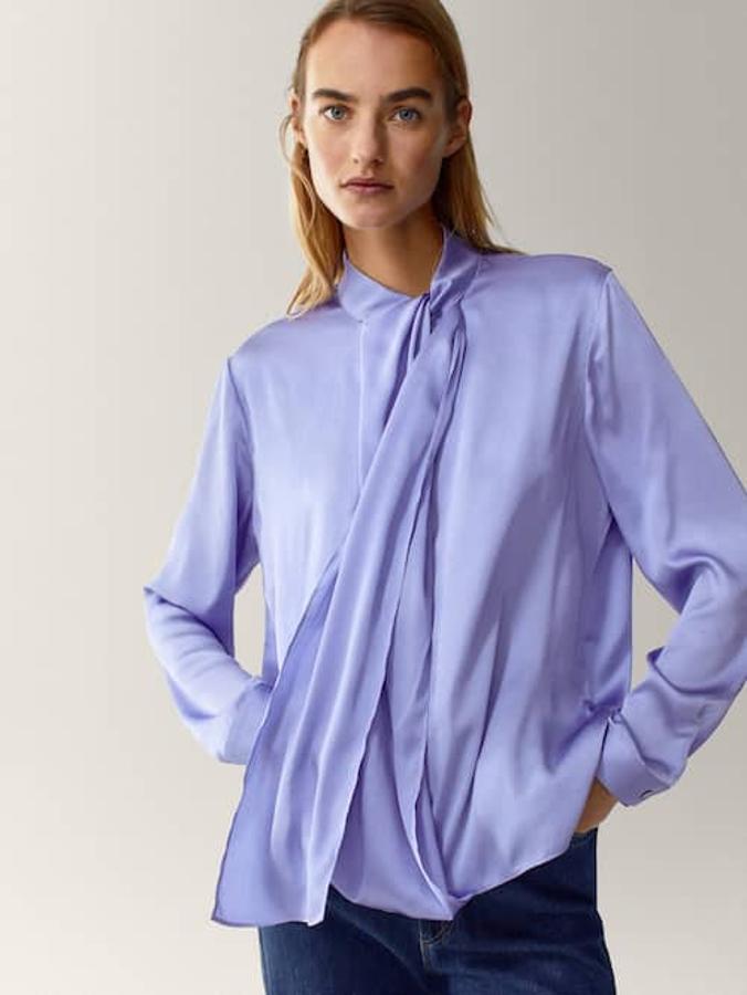 En lila metalizado, con lazada en el cuello y mangas largas acabadas en puño con cierre de botón, esta camisa fluida tenía un precio de 49,95 euros y ahora podemos encontrarla entre las tallas 34 y 42 por 29,95 euros.