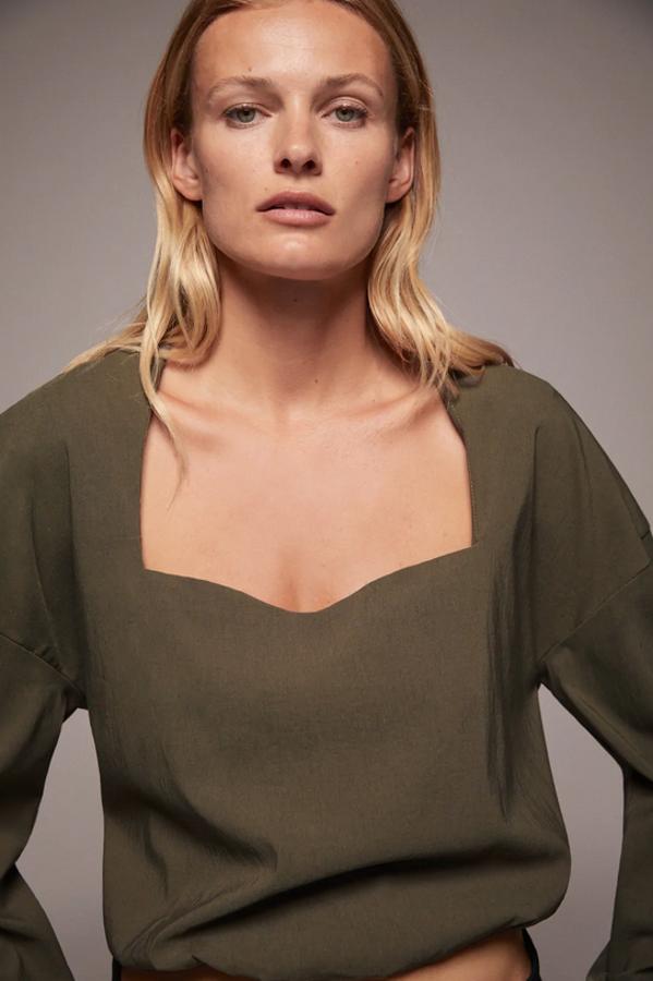 Con bajo acabado en volumen con elástico interior, este cuerpo de Zara en verde medio con mangas largas y escote corazón tiene un precio de 22,95 euros y está disponible en las tallas S, M y L.