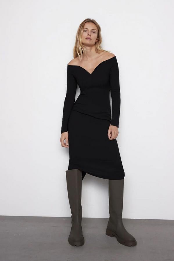 Dentro de la colección de edición limitada de Zara hemos encontrado este vestido confeccionado en tejido de mezcla de lana con escote corazón amplio que deja los hombros descubiertos tiene el bajo con abertura en la espalda. Podemos encontrarlo entre las tallas XS y XL por 69,95 euros.