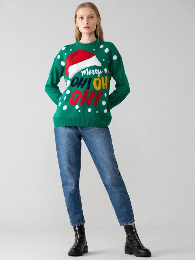 Diseño oversize y cuello caja para este jersey verde confeccionado en punto grueso con acabados con ribete de canalé en cuello, puños y bajo. Con topos en color blanco simulando la nieve y el tradicional gorrito navideño, cuesta 9,99 euros y está disponible entre las tallas XS y XL.