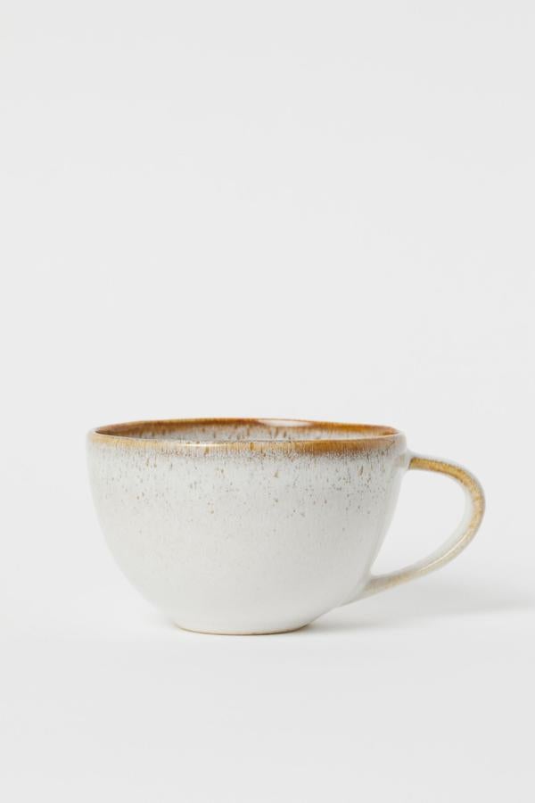 Taza grande de cerámica blanca y salpicadura en marrón de H&M Home (9,99 euros).