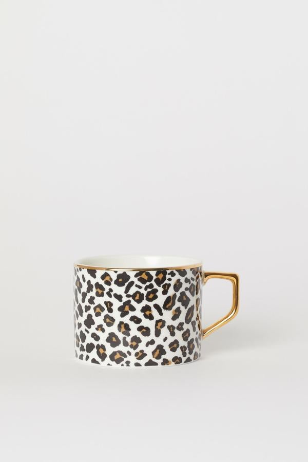Taza de porcelana con estampado de leopardo y detalles dorados de H&M Home (4,99 euros).