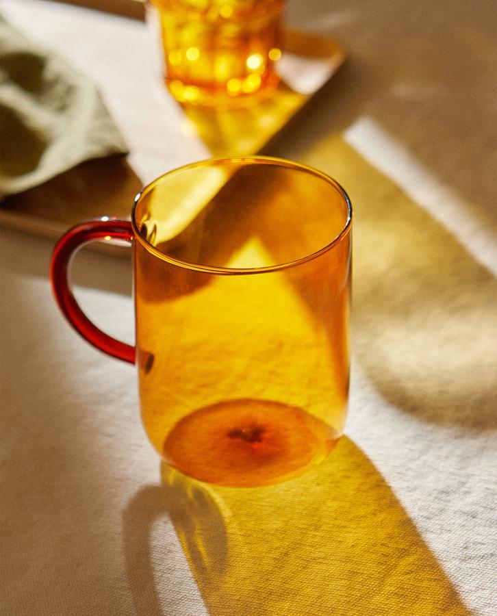Taza de Zara Home en borosilicato naranja con efecto ahumado (5,99 euros).