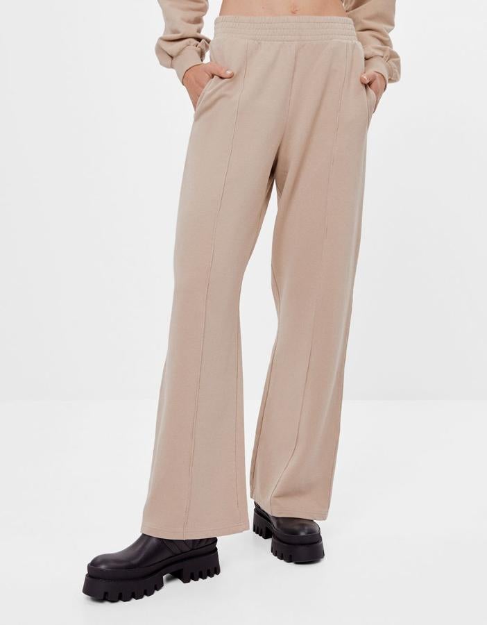 Disponible en camel o azul claro, este pantalón wide leg de Bershka confeccionado en algodón viene con costuras vistas en el frontal y la parte trasera de la prenda para conseguir un efecto estilizador. Cuesta 15,99 euros y están disponibles entre las tallas XS y L.