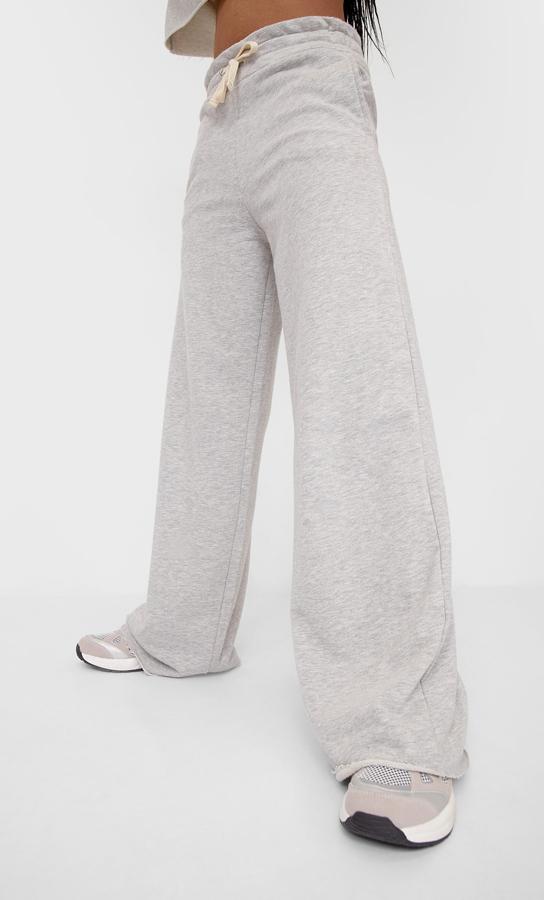 De tiro alto con cintura elástica ajustable con cordones, estos pantalones grises de felpa en diseño wide leg son de Stradivarius y tienen un precio de 19,99 euros. Podemos encontrarlos entre las tallas XS y XL.