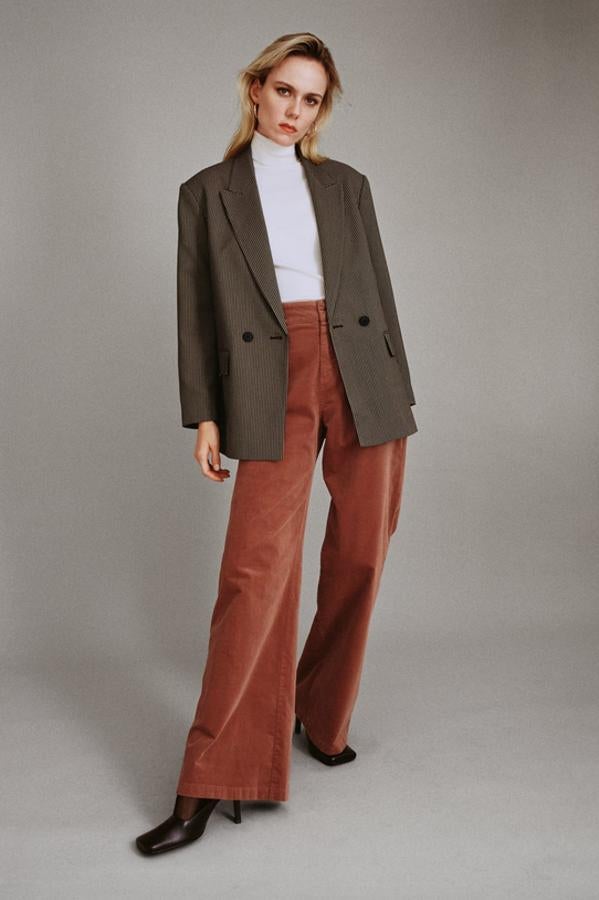 Confeccionado en terciopelo en color marsala, este pantalón de Zara con tiro alto y pernera ancha tiene un precio de 29,95 euros y está disponible entre las tallas 34 y 40.