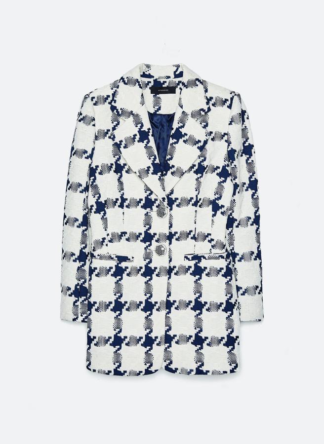 Confeccionada en tejido desflecado, en color blanco con estampado pata de gallo maxi en azul marino, esta bonita blazer entallada con botones joya en el frontal y tiene bolsillos al bies y de 179 euros ha pasado a costar 134,25 euros. Podemos encontrarla en las tallas S, M y L.