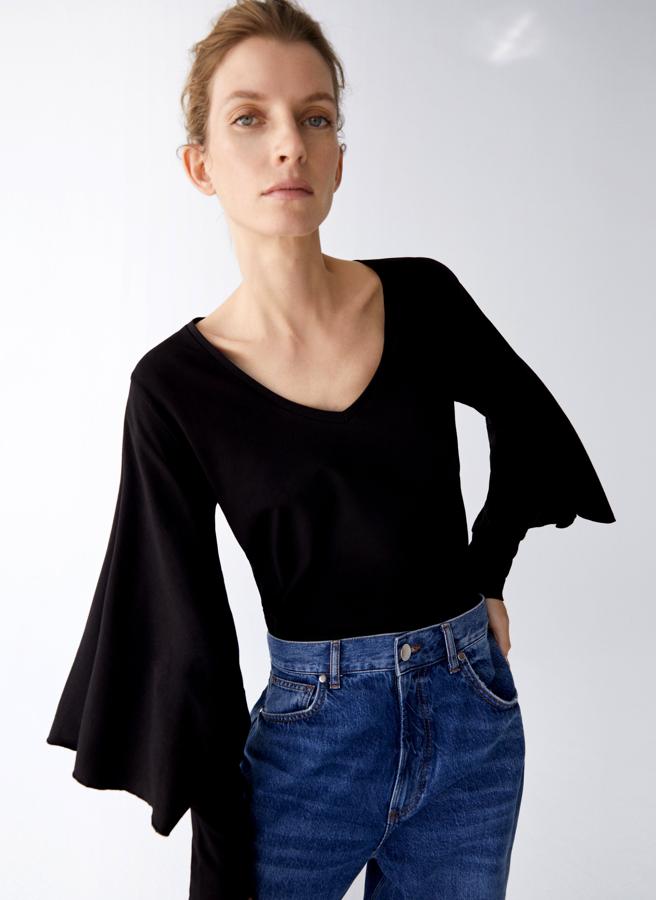 Con cuello de pico y mangas largas con un diseño especial para crear volumen, esta camiseta en color negro ha pasado de 59 euros a 44,25 euros y está disponible en las tallas S y M.