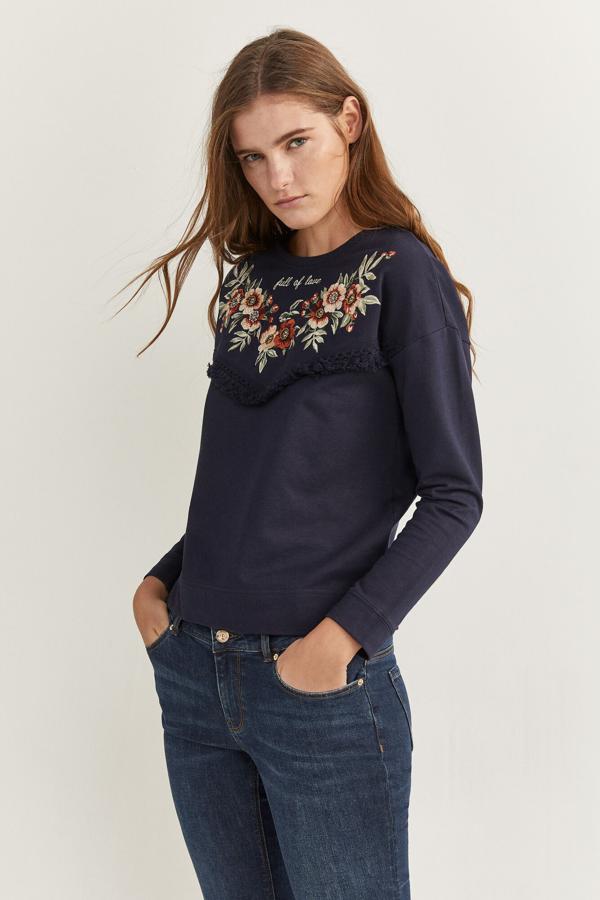 Sudadera de manga larga , con cuello redondo, detalles de flores bordadas y flecos en la parte delantera, de las rebajas de Black Friday de Springfield (19,99 €).