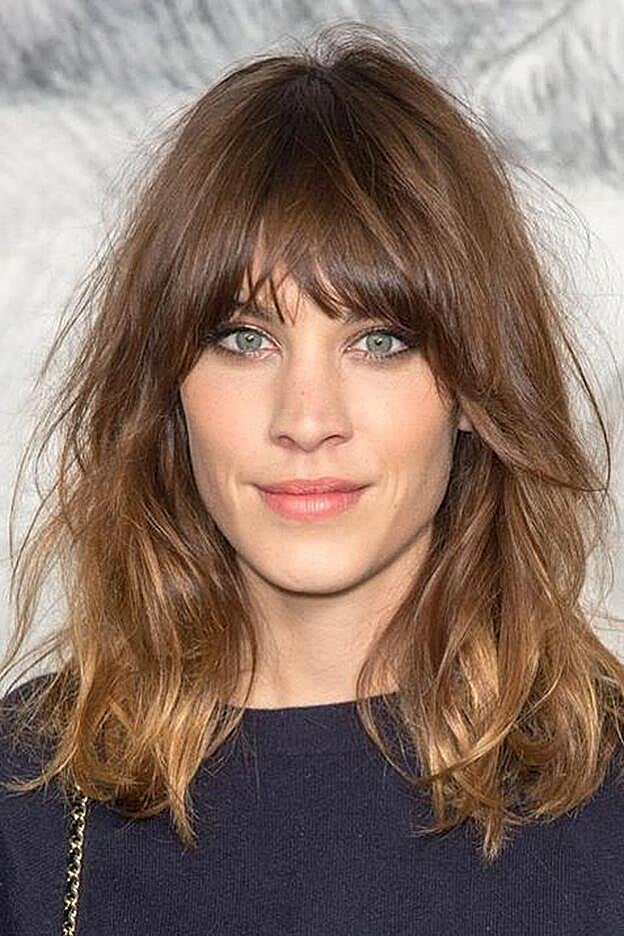Alexa Chung con un corte de pelo shaggy.