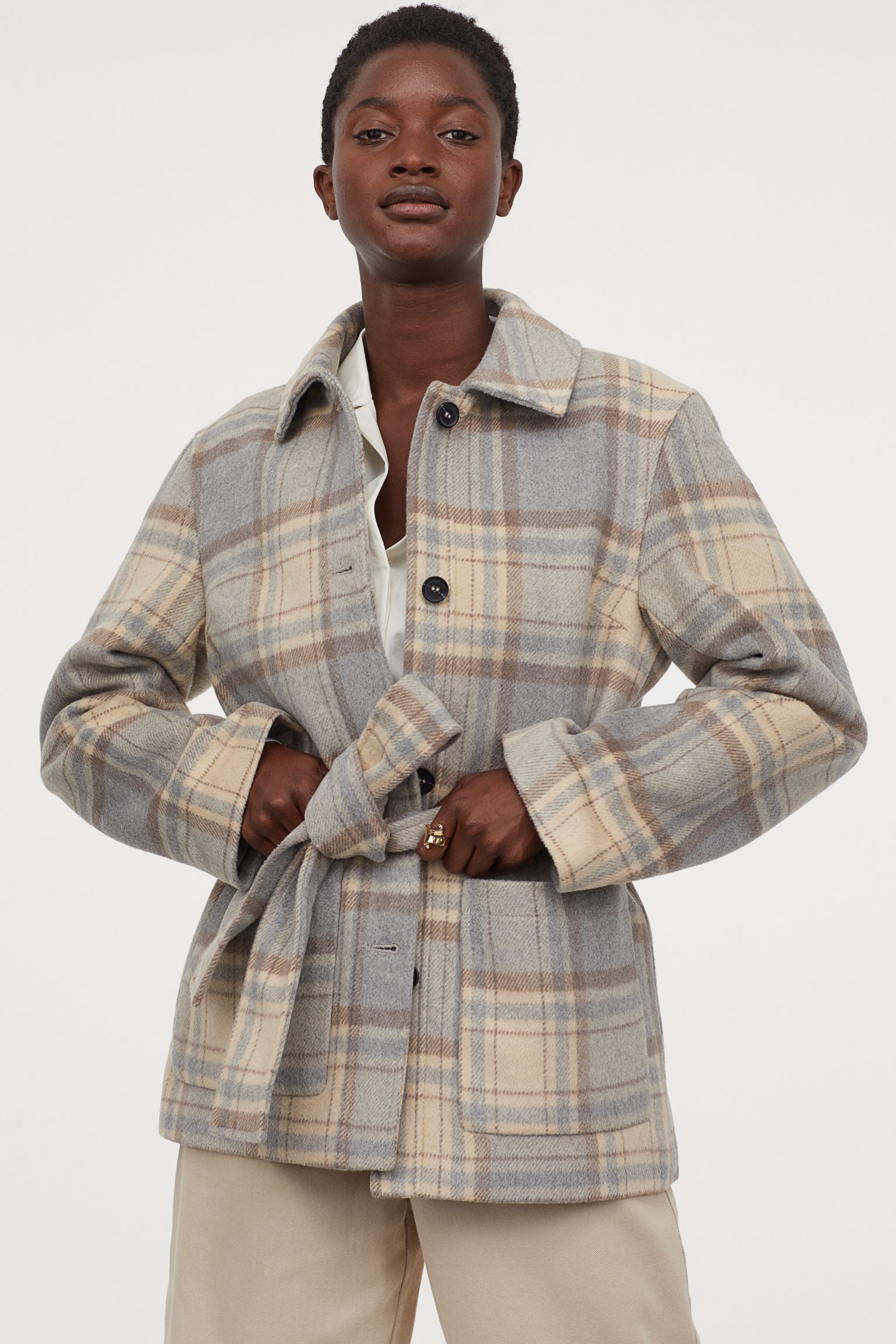 Y para quienes aún no les convence la chaqueta de cuadros por su amplitud, este diseño con cinturón que se ajusta a la figura es ideal. (49,99 euros).