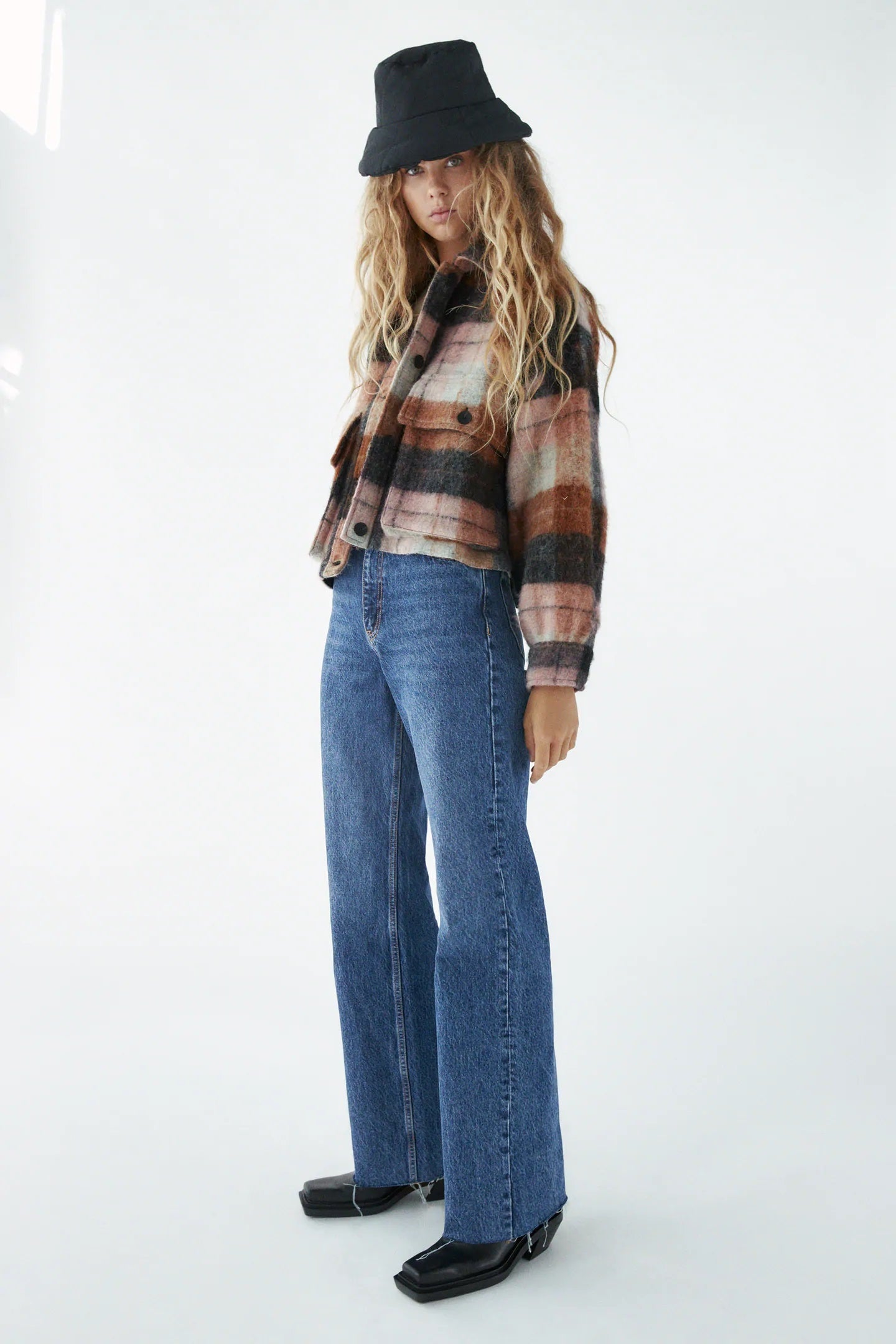 El cropped también se cuela en las chaquetas de cuadros con esta versión que está prácticamente agotada en la página web de Zara. (39,95 euros).