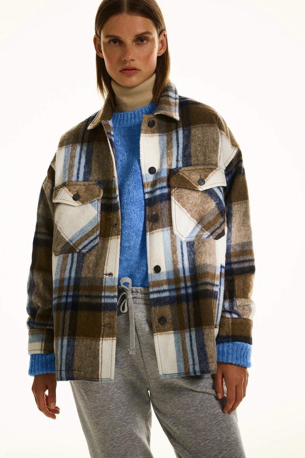 Chaqueta camisera con estampado de cuadros y tejido con mezcla de lana. ¡Ultra calentita! (39,95 euros).