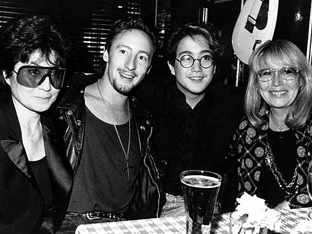 Yoko Ono y Cynthia Powell, viudas de John Lennon, junto a sus hijos Sean y Julian.