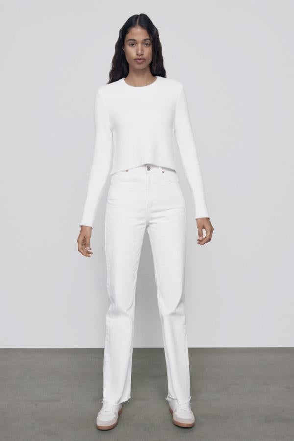 Jersey de manga larga y pantalones vaqueros de cintura alta, todo de Zara.