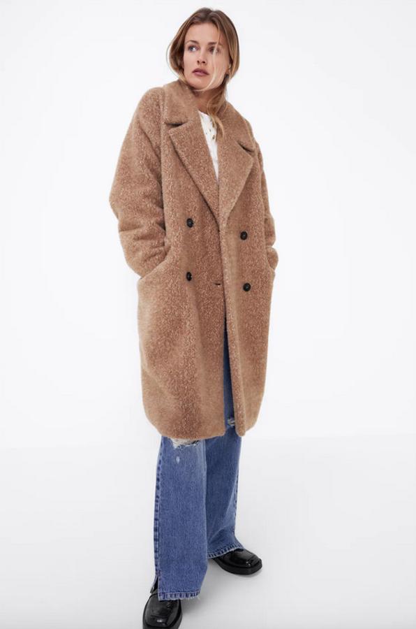 En rosa claro, con cierre frontal cruzado con botones, bolsillos de solapa en delantero y bajo con abertura en la espalda, este abrigo de Zara de cuello solapa cuesta 89,95 euros y está disponible en las tallas S, M y L.