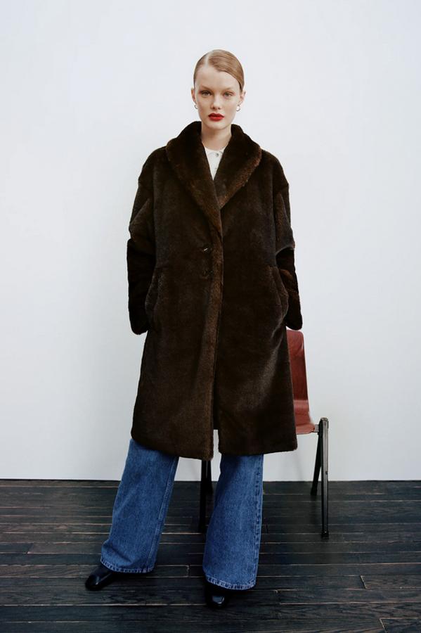 Con cuello solapa, mangas largas, bolsillos delanteros y cierre frontal con botones, este abrigo de pelo de Zara en visón oscuro tiene un precio de 69,95 euros y está disponible entre las tallas XS y XL.