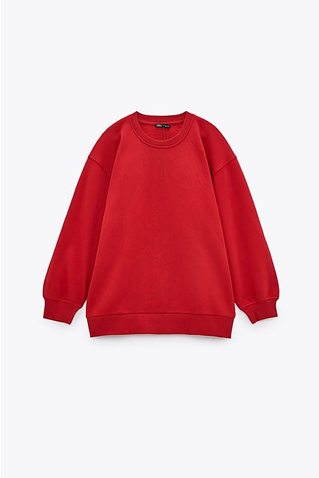 La sudadera oversize del Zara tiene el mismo rojo que la que lleva la influencer.
