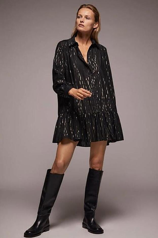 Vestido con negro con hilo dorado, de los Special Prices de Zara (19,99 euros):