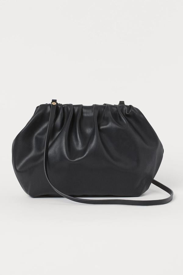 Un clásico de este año es el modelo abullonado. Puedes llevarlo con asa pereo tenemos un truco infalibre: métela por dentro y conviértelo en cartera, triunfarás. Este es de H&M (24,99 euros).