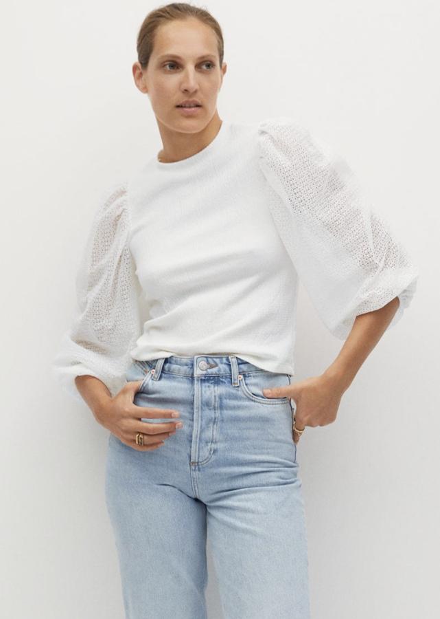 Disponible en blanco roto o en negro, esta blusa de manga tres cuartos en tejido calado y puños elásticos tiene ahora un precio de 19,99 euros.